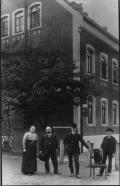 Gründer der Firma Hottenrott 1881 - vor dem Wohnhaus Leisewitzstr.3
